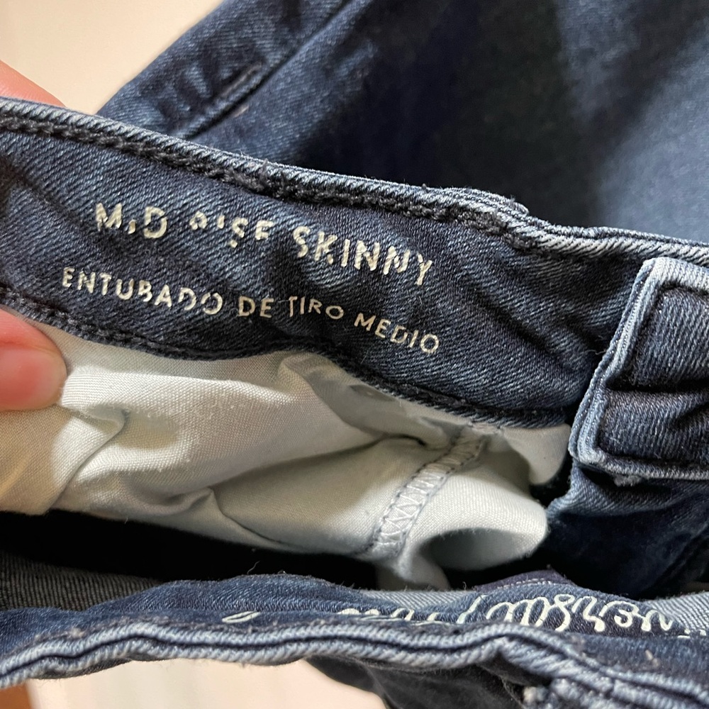 Universal Thread Distressed Jeans - Picture 5 of 9